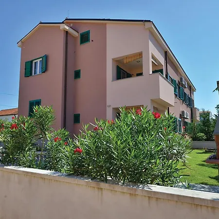 شقة 2 Bedroom Gorgeous In Privlaka نين