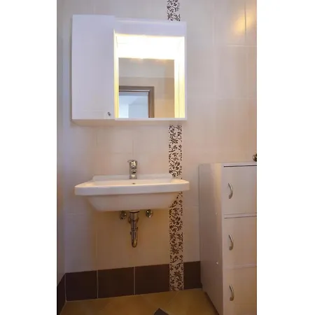 شقة 2 Bedroom Gorgeous In Privlaka *