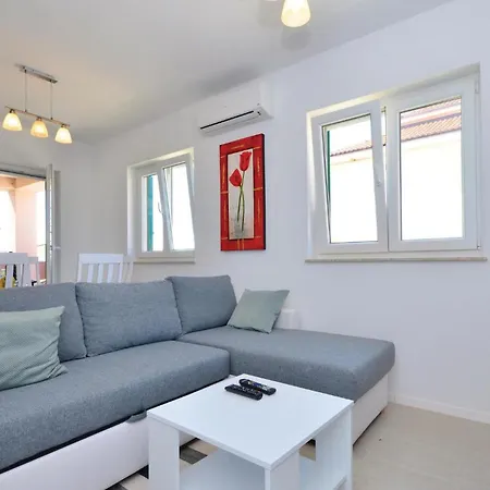 Two-bedroom In Privlaka アパート プリヴラカ