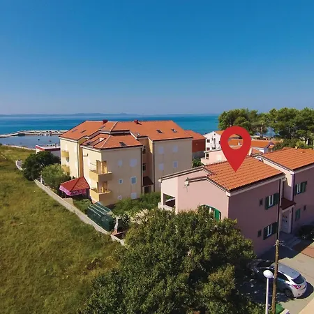 2 Bedroom Gorgeous In Privlaka نين