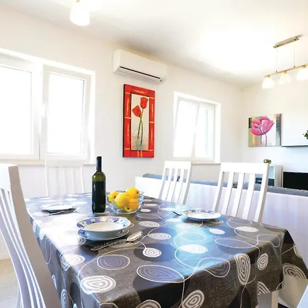 2 Bedroom Gorgeous In Privlaka شقة نين