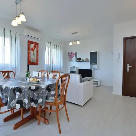شقة 2 Bedroom Gorgeous In Privlaka نين